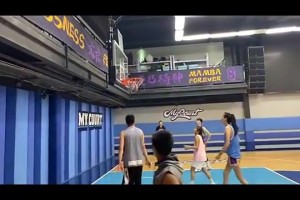 这运动天赋谷爱凌居然还会打篮球，和许诺同框显得小鸟依人~